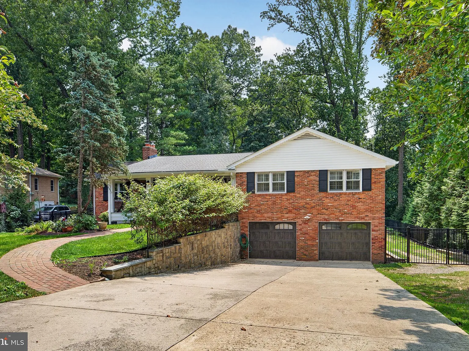 4 bed, 3.0 bath, 3423 sqft, $5,900 — Photo 2