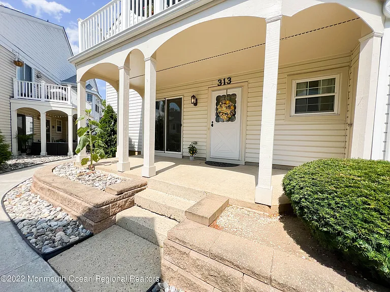 313 Tulip Ln — Photo 2