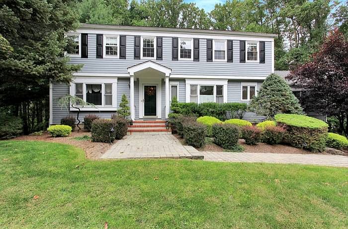 Beautiful Colonial in Warren NJ