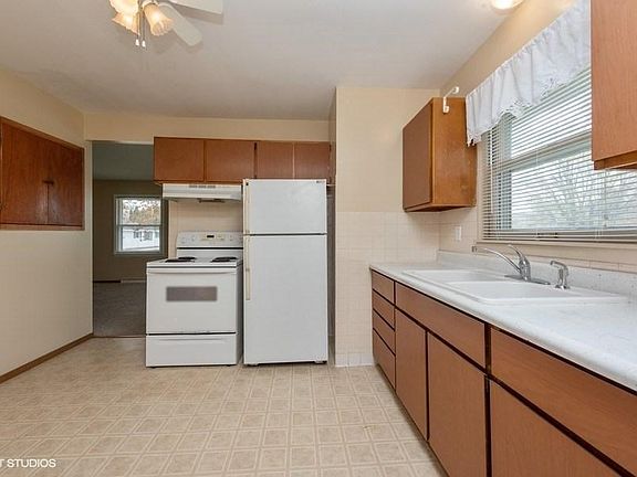 04_1102FlambeauStreet_177001_Kitchen_Low