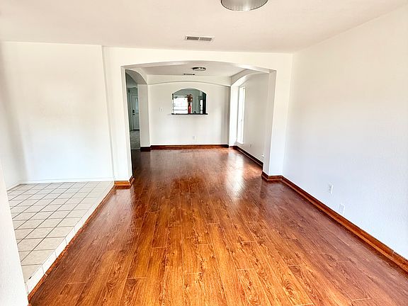 5th image of 801 Squire Ct