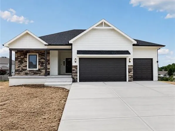 2716 Stone Creek Ave, Tonganoxie, KS 66086