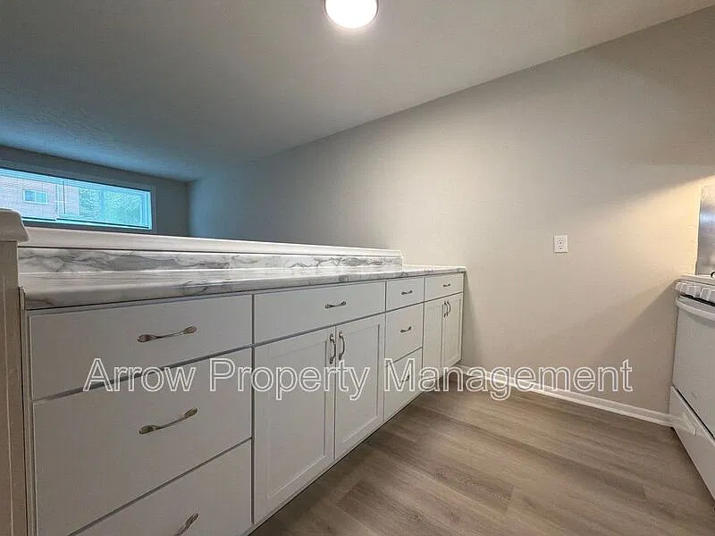 2 bed, 1.0 bath, 790 sqft, $950 — Photo 2