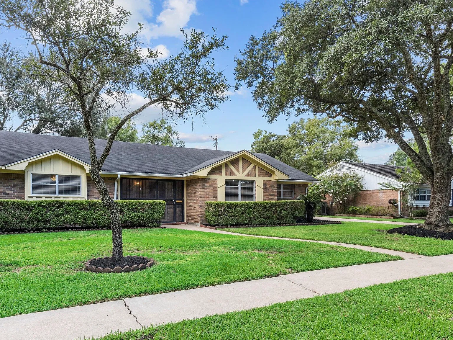 4 bed, 2.0 bath, 2281 sqft, $2,295 — Photo 2