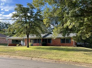 525 W Point Tap Rd, Palestine, TX 75803