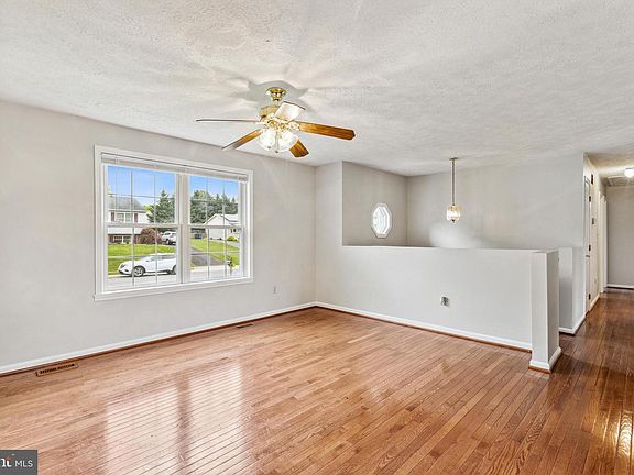 5th image of 490 Mountain Laurel Ct