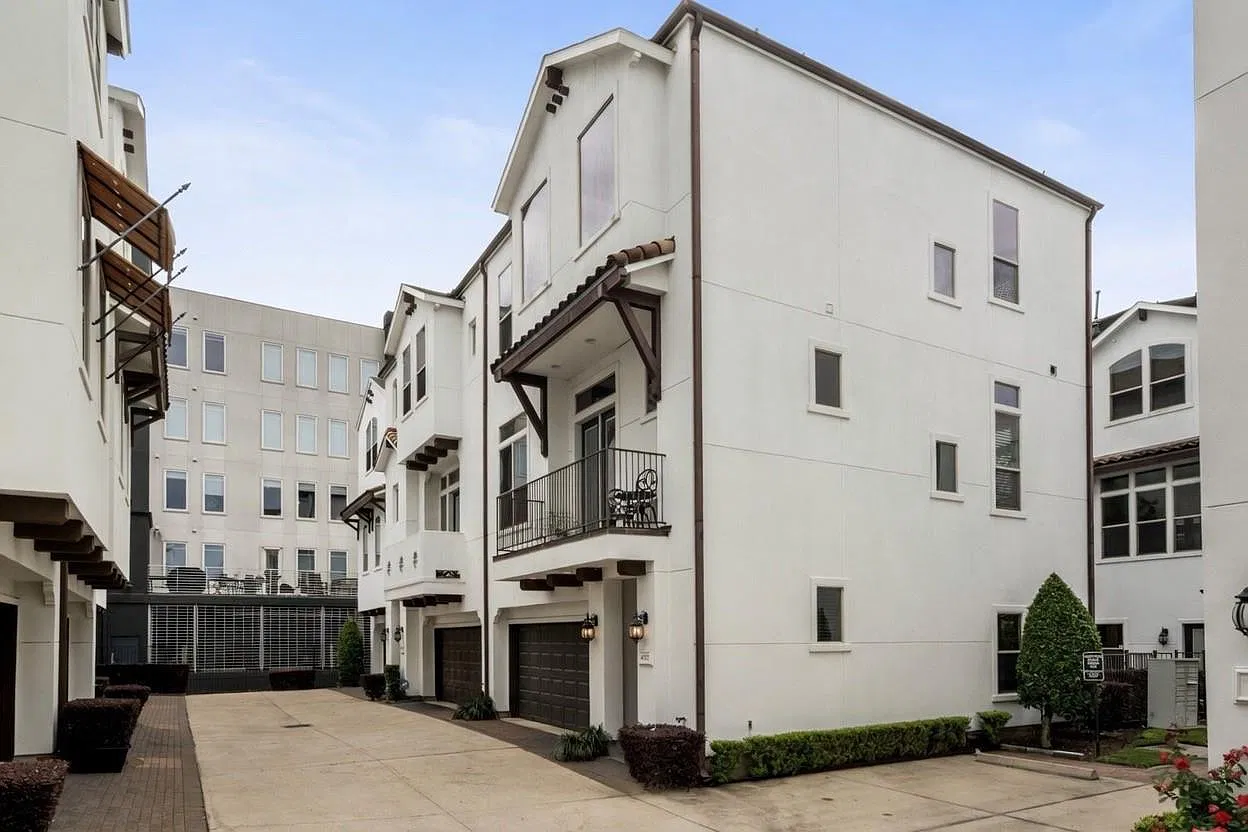 3 bed, 3.5 bath, 2211 sqft, $3,300 — Photo 2