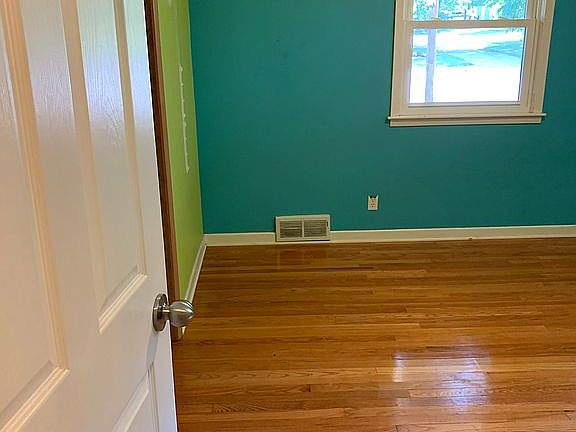 4th image of 2729 S 40th St
