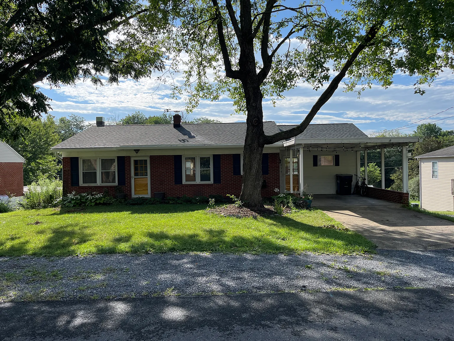 4 bed, 1.5 bath, 1250 sqft, $1,800 — Photo 2