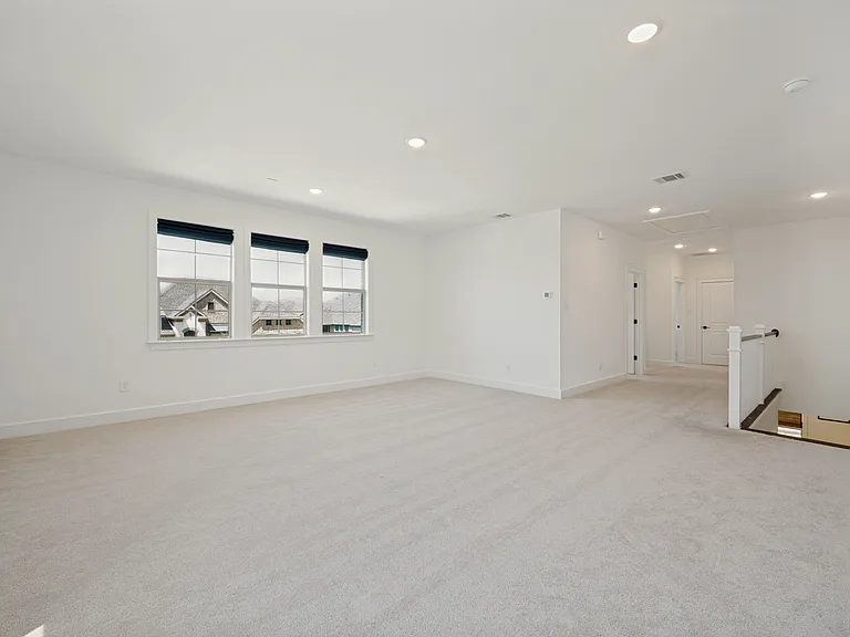 724 Danbury St — Photo 17