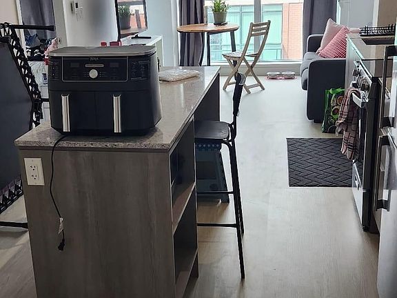 5th image of 31 Tippett Rd #1015