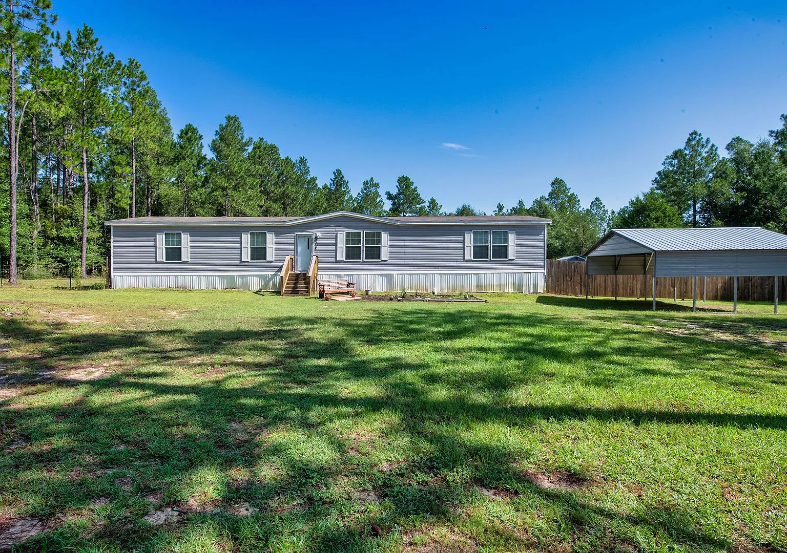 Spacious 5-Bedroom Home with Huge Fenced Yard in Milton! — Photo 1