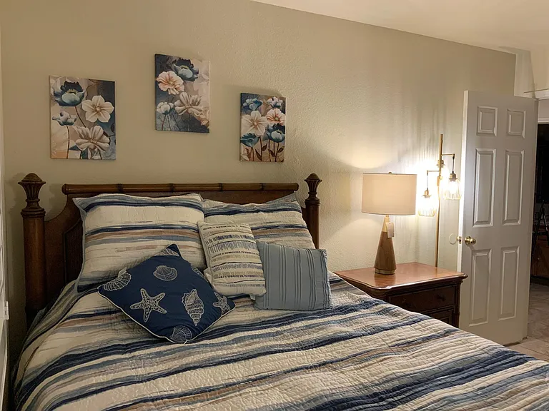 Queen bed room