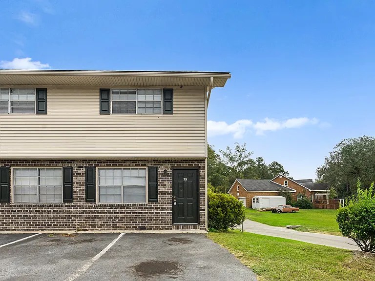 Country Club Apartments — Photo 35