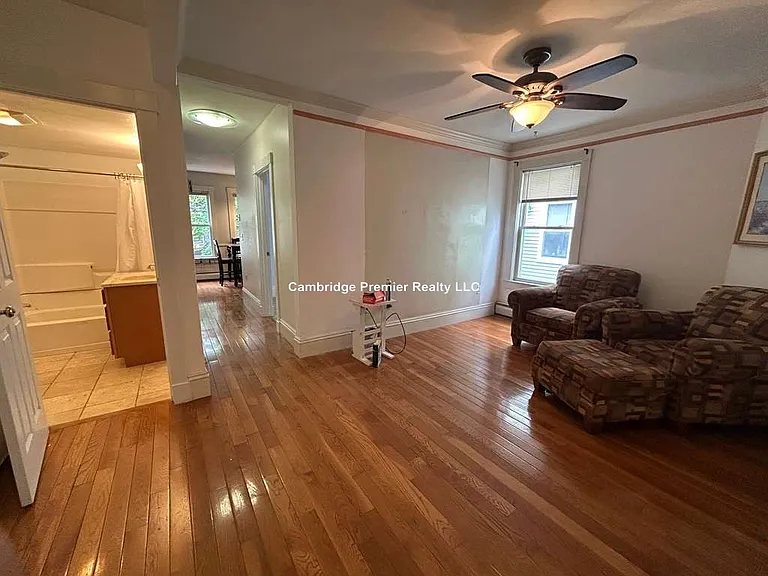 27 1/2 Rossmore St — Photo 5