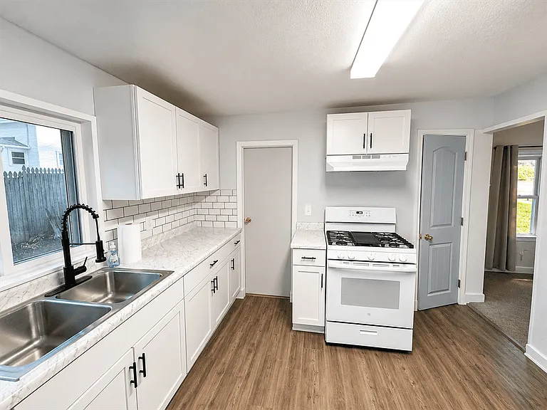521 W North St — Photo 3