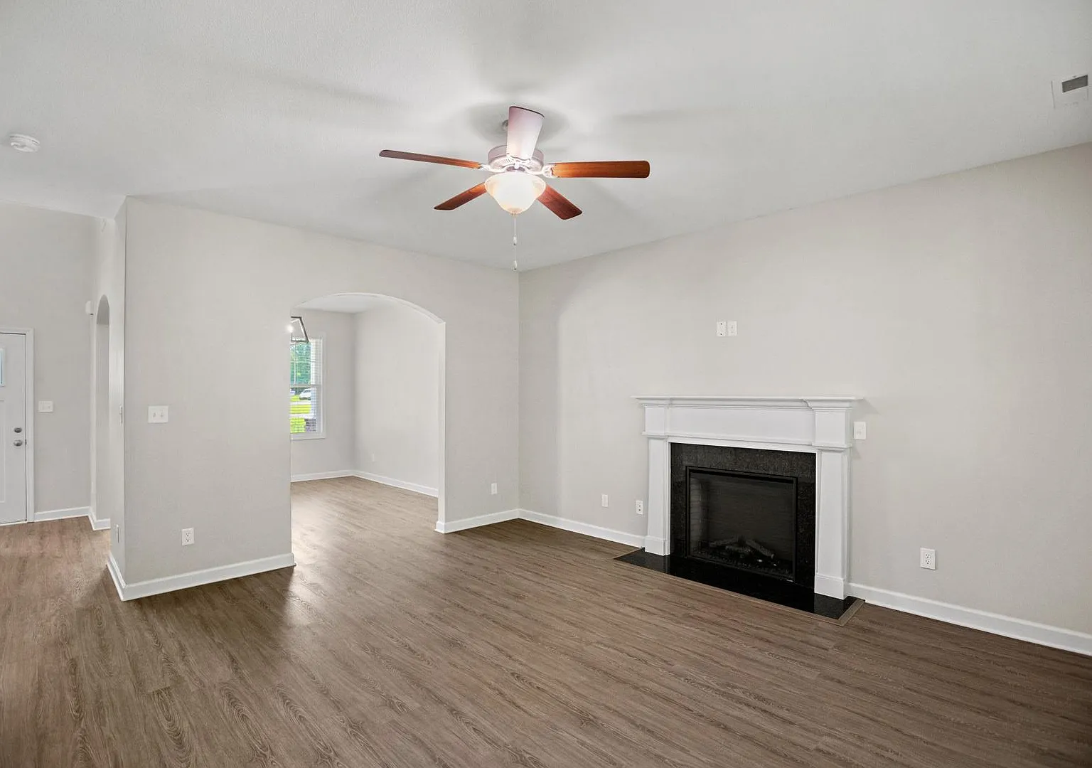 Cul-de-Sac, Spacious, and Comfort in a Prime Coastal Location — Photo 4