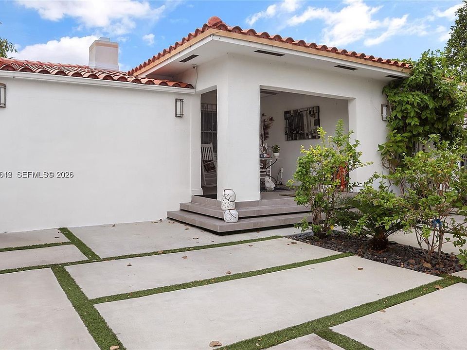 1st image of 619 SW 39th Ave