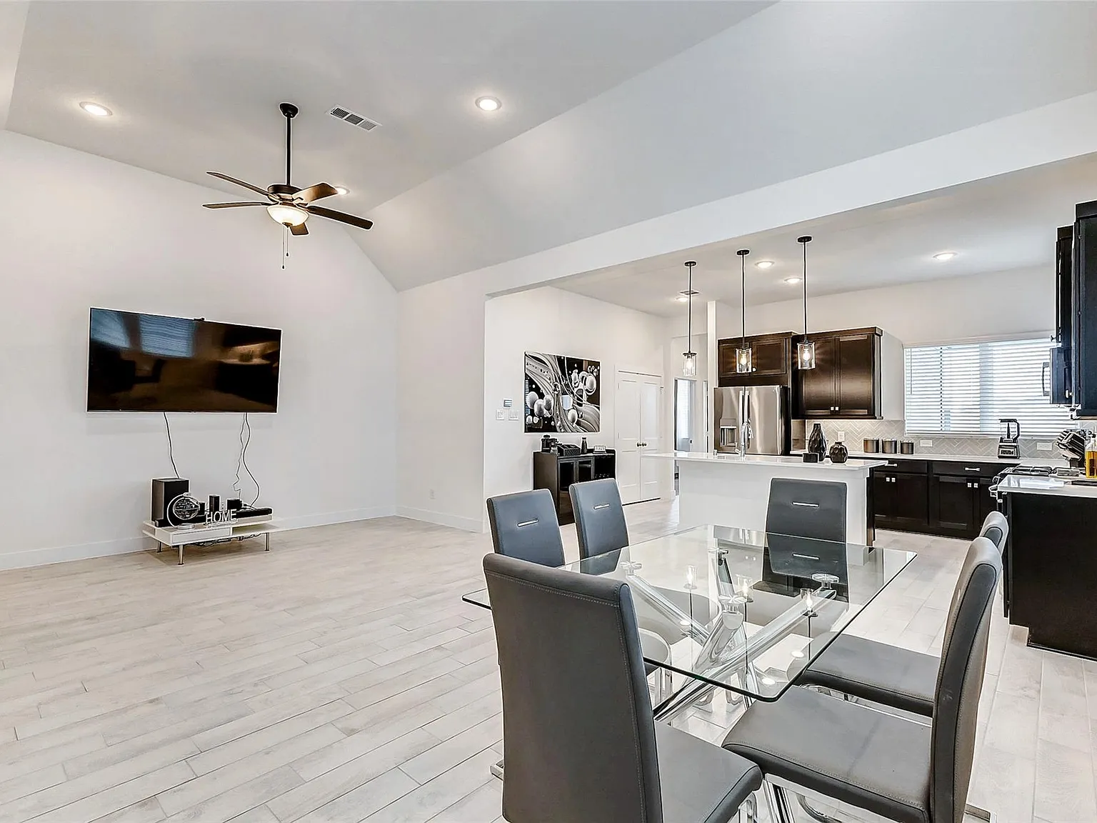 3 bed, 2.0 bath, 1628 sqft, $2,550 — Photo 4