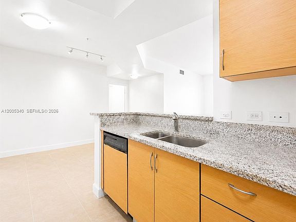 5th image of 18800 NE 29th Ave APT 526