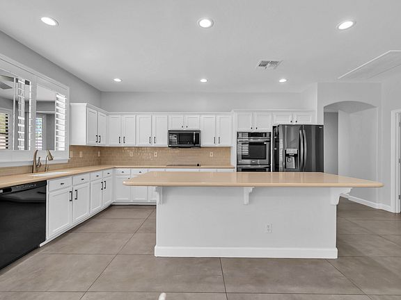 5th image of 221 W Birchwood Pl