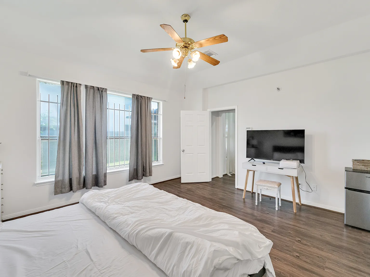 4 bed, 2054 sqft, $500 — Photo 2