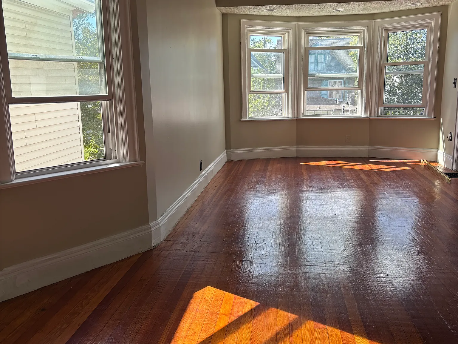 3 bed, $1,600 — Photo 2