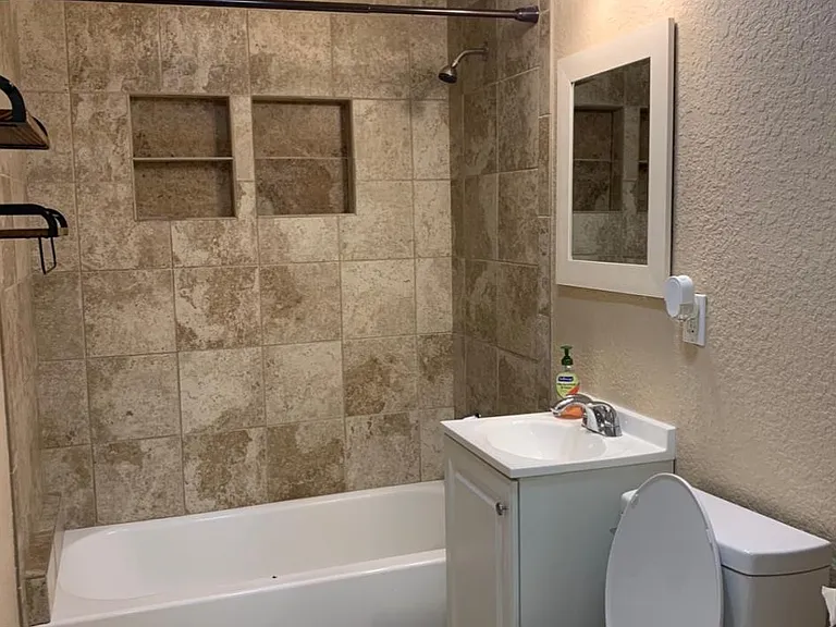 220 Laurel St — Photo 13