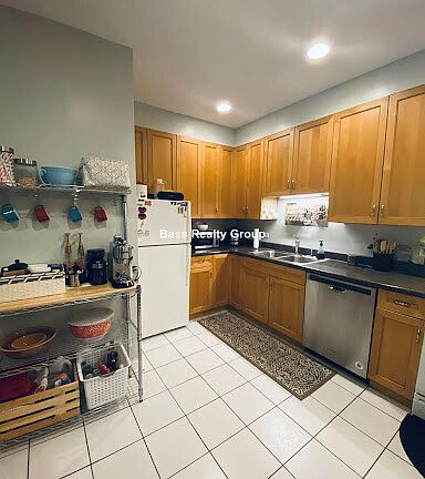 5th image of 6978 N Greenview Ave APT 3