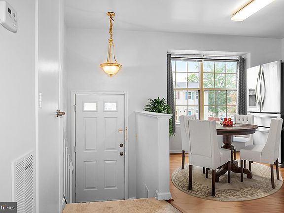 3rd image of 3011 Antrim Cir