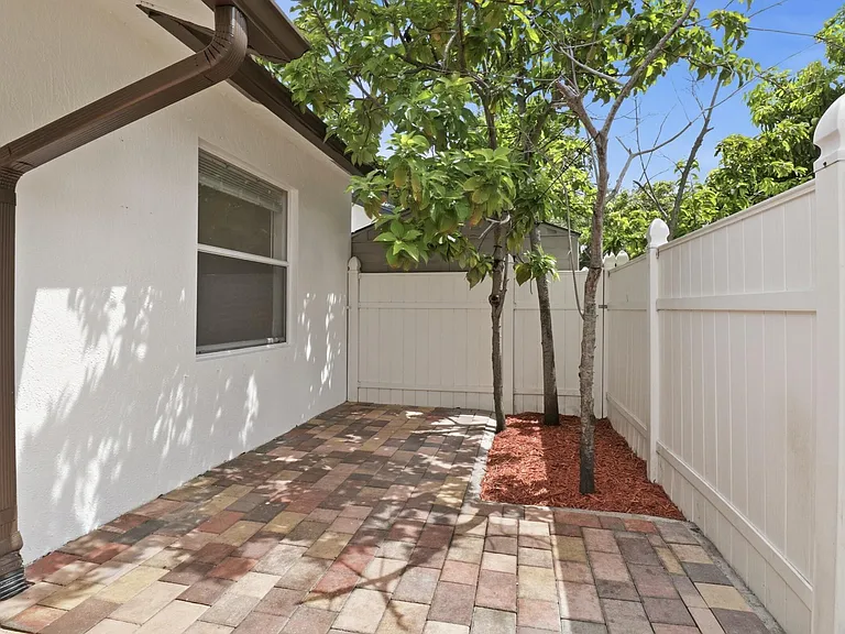 105 Vanessa St — Photo 29