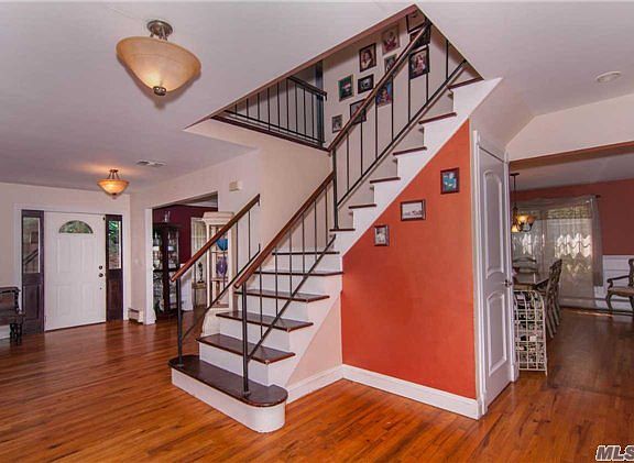 2nd image of 835 Glen Cove Ave