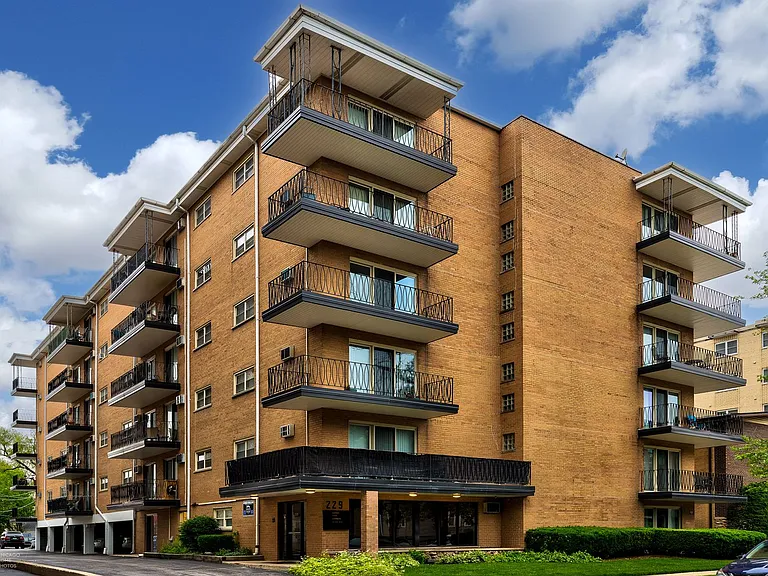 Marengo Place Apartments — Photo 10