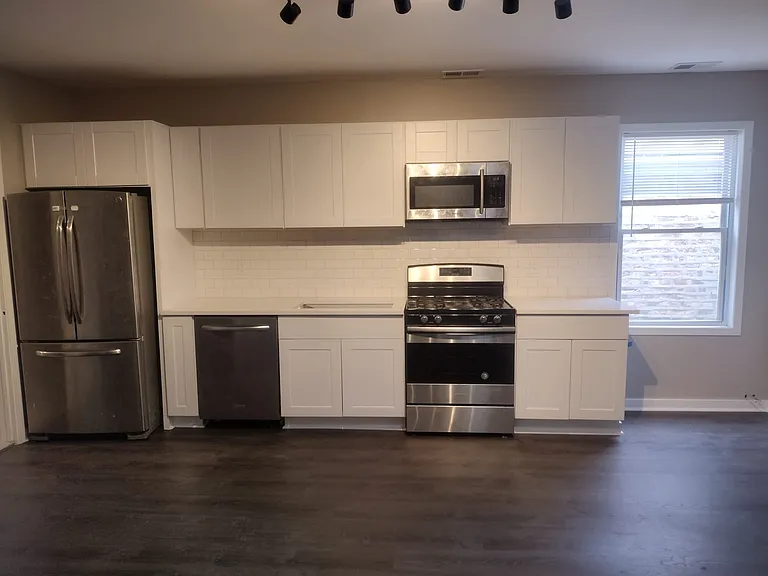 1707 W 18th Pl #2F — Photo 2