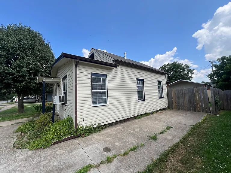 210 E Johnson St — Photo 3
