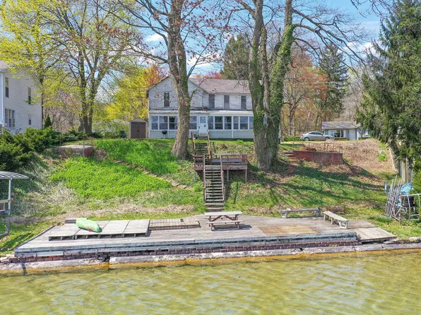 68270 N Shore Dr, Edwardsburg, MI 49112