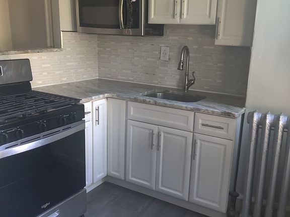 4th image of 435 E Walnut Ln APT 1