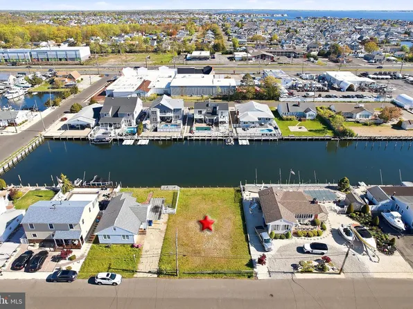 10 Cruiser Ct, Toms River, NJ 08753