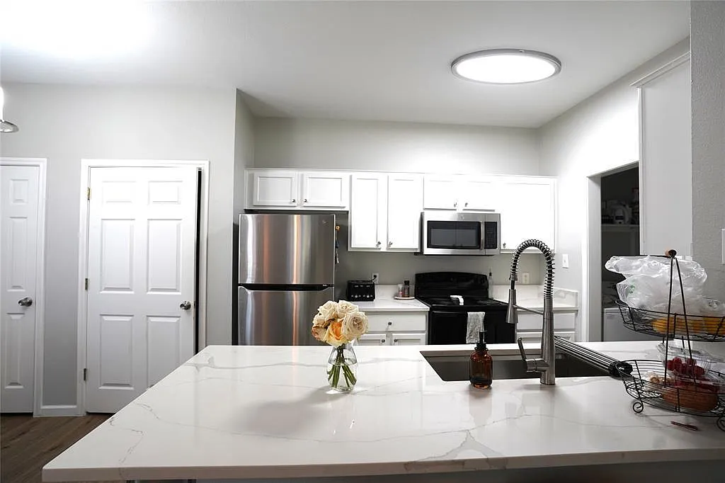 3 bed, 3.5 bath, 1396 sqft, $2,200 — Photo 4