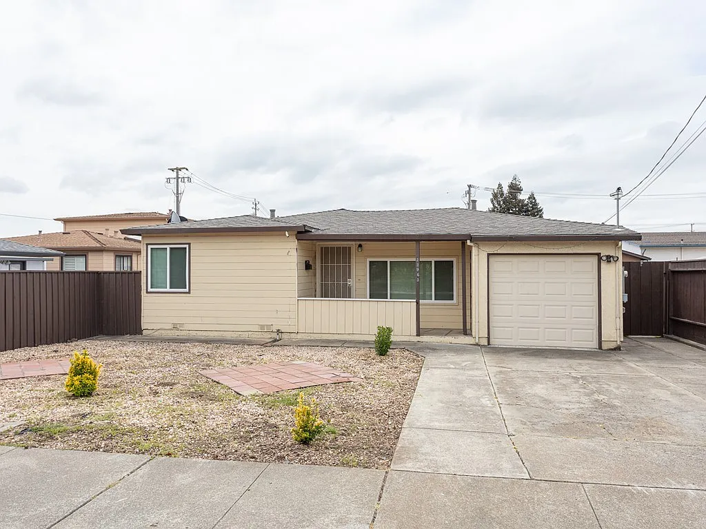 33963 Railroad Ave photo 1