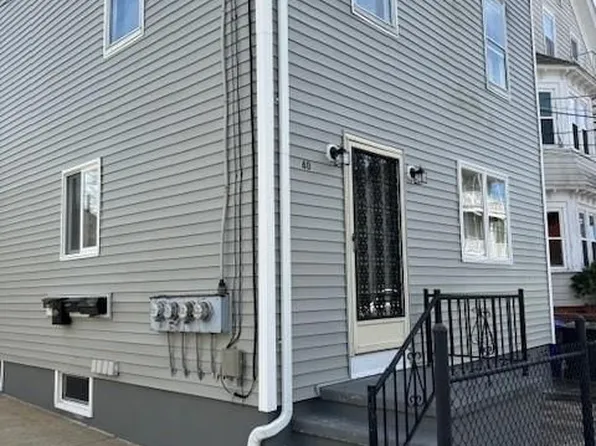 40 Bourne St #1, Bristol, RI 02809