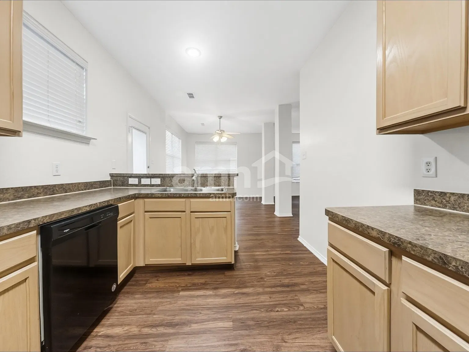 4 bed, 2.5 bath, 2520 sqft, $2,500 — Photo 4