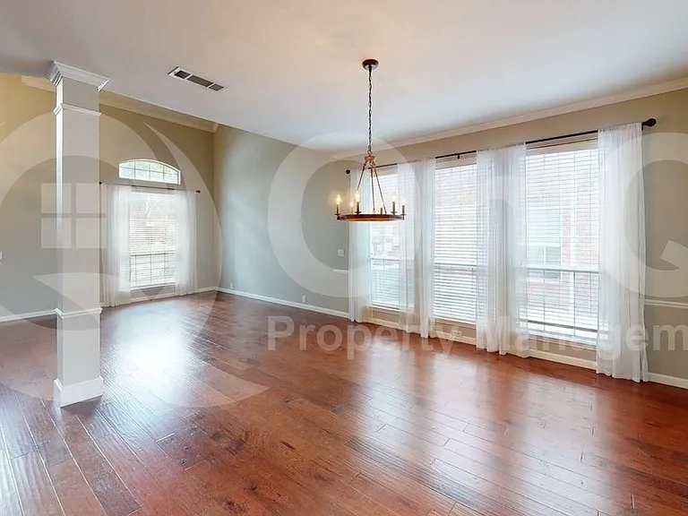 11281 Balcones Dr — Photo 7