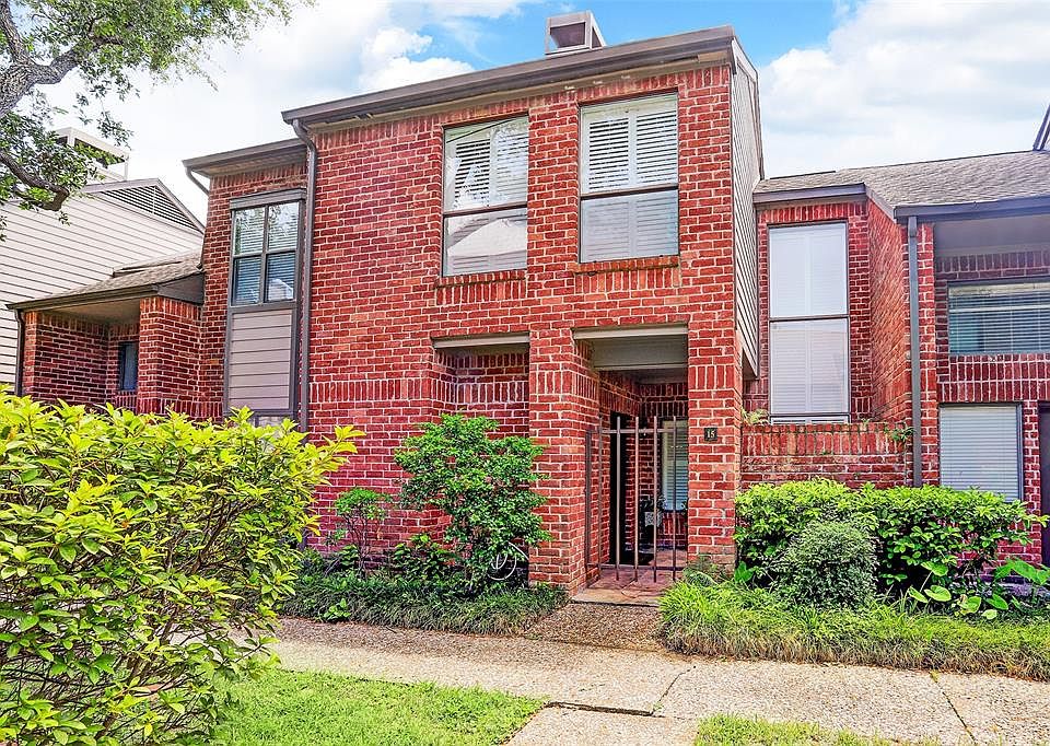 Stunning jewel of a 2/2.5.2 TH located less than 1 mile from the Houston Medical Center. Light and bright inside, much natural l