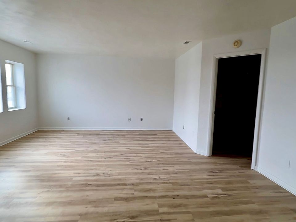 1st image of 527 Broad Ave APT 10