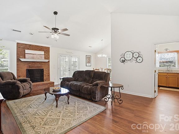 3rd image of 1539 Bear Mountain Rd