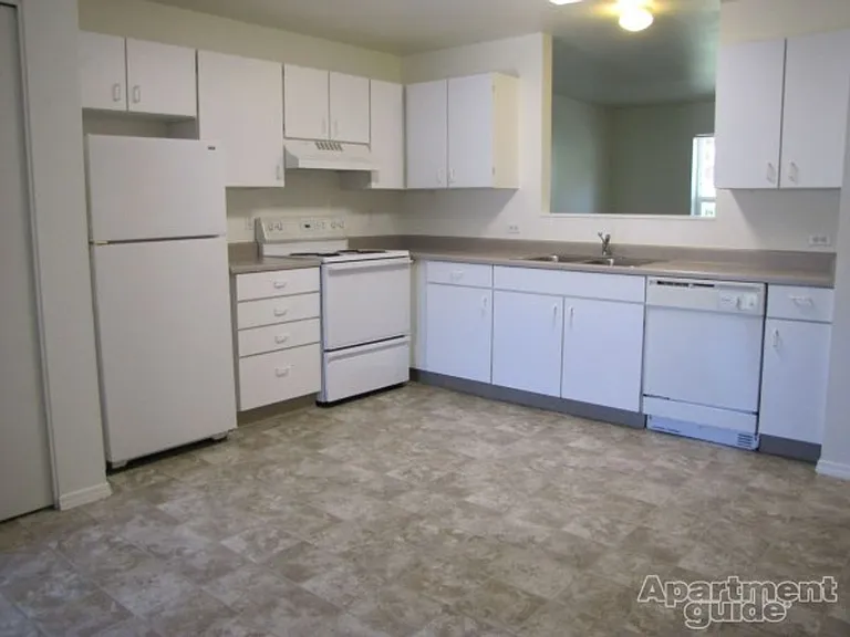 800 NE Roberts Ave — Photo 1