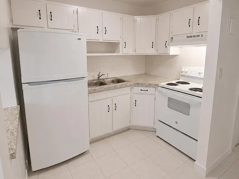 1150 NE 17th Ct #15 — Photo 3