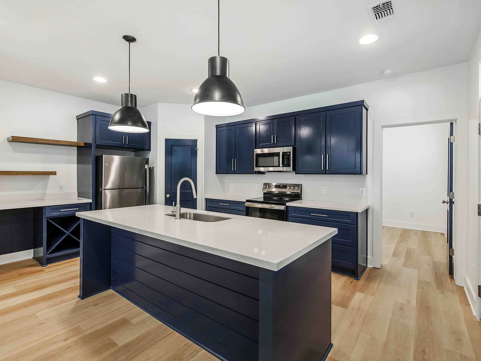 4 bed, 4.5 bath, 2000 sqft, $3,400 — Photo 4