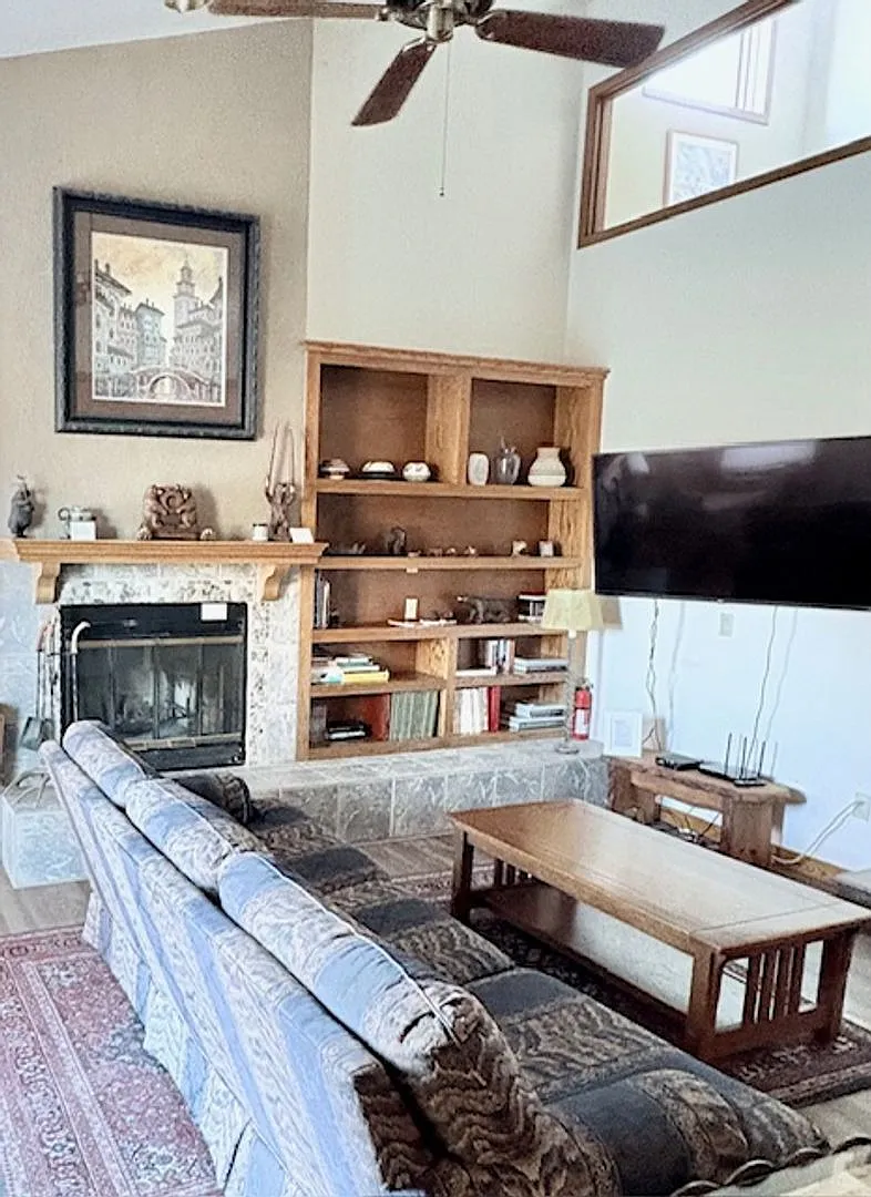 Stunning 3-Bedroom, 2-Story Townhome for Rent 3,000 sq ft — Photo 2